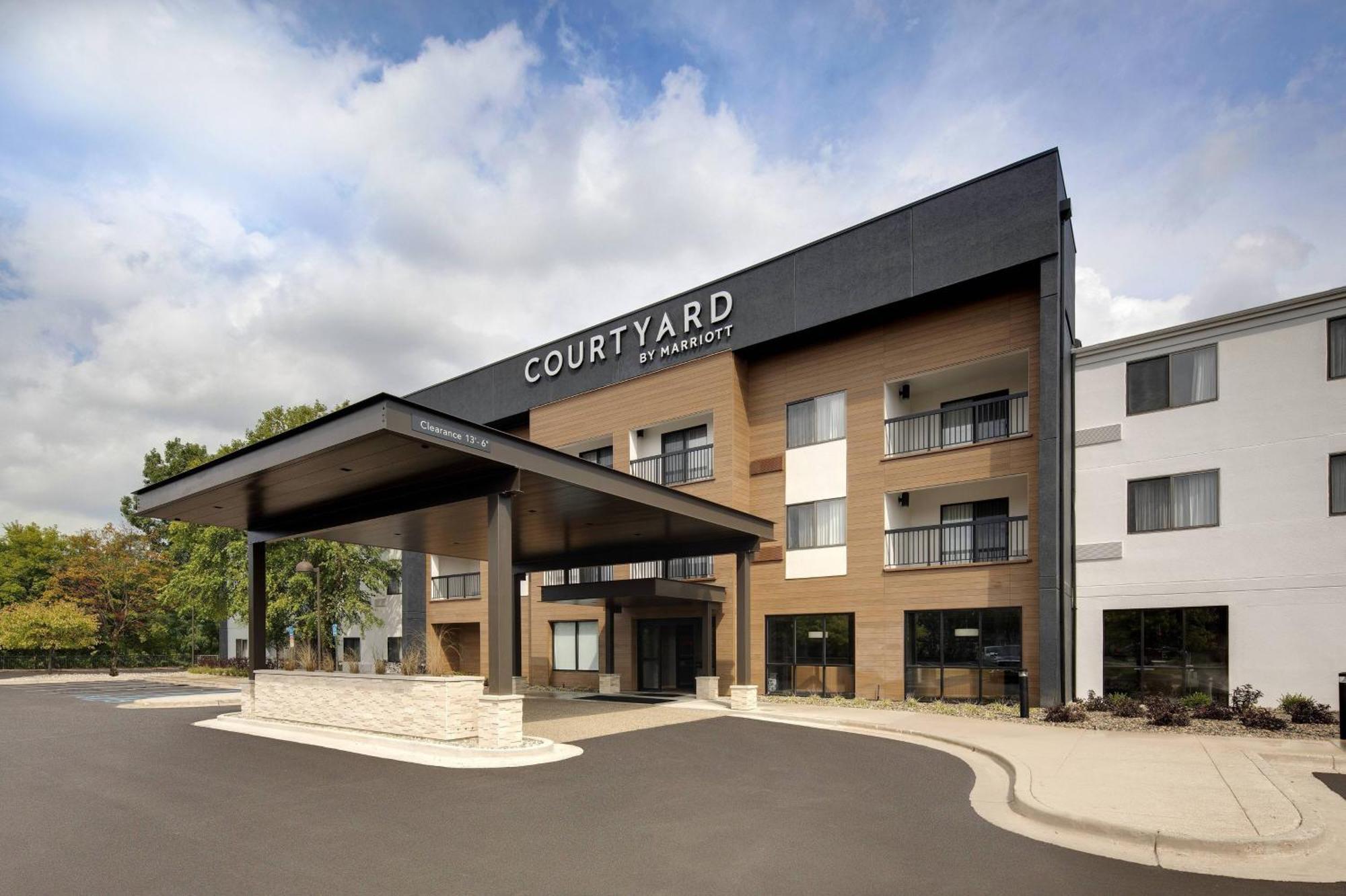Courtyard Grand Rapids Airport Hotel Екстериор снимка
